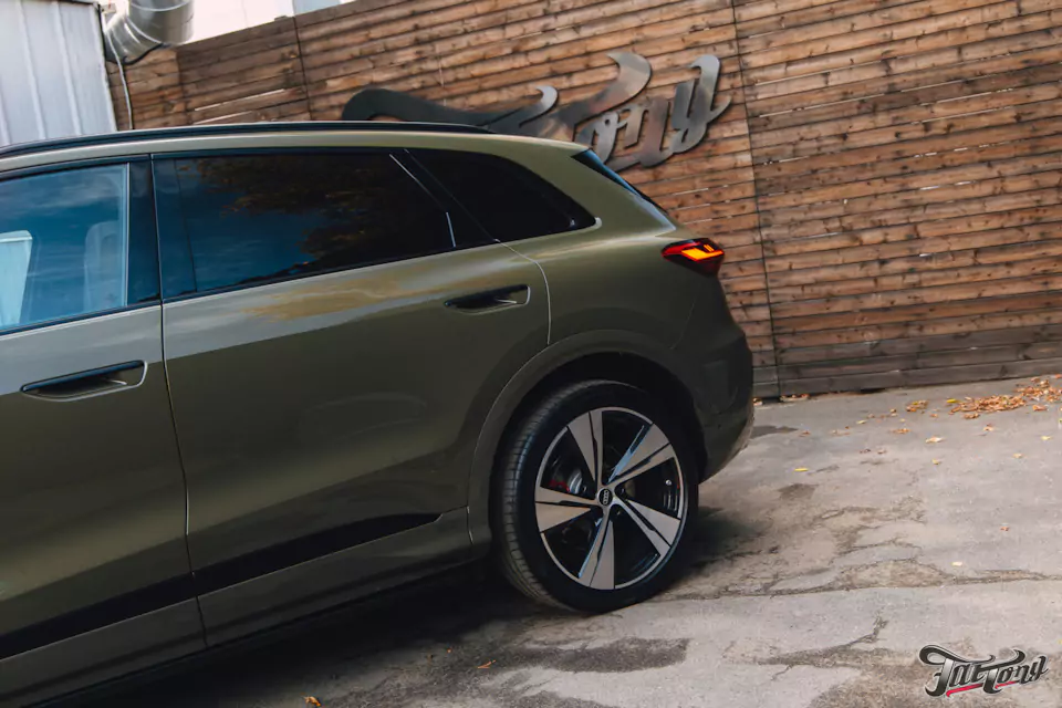 Забронировали Audi Q5 L прозрачным глянцевым полиуретаном, выполнили шумоизоляцию дверей и арок, установили видеорегистратор